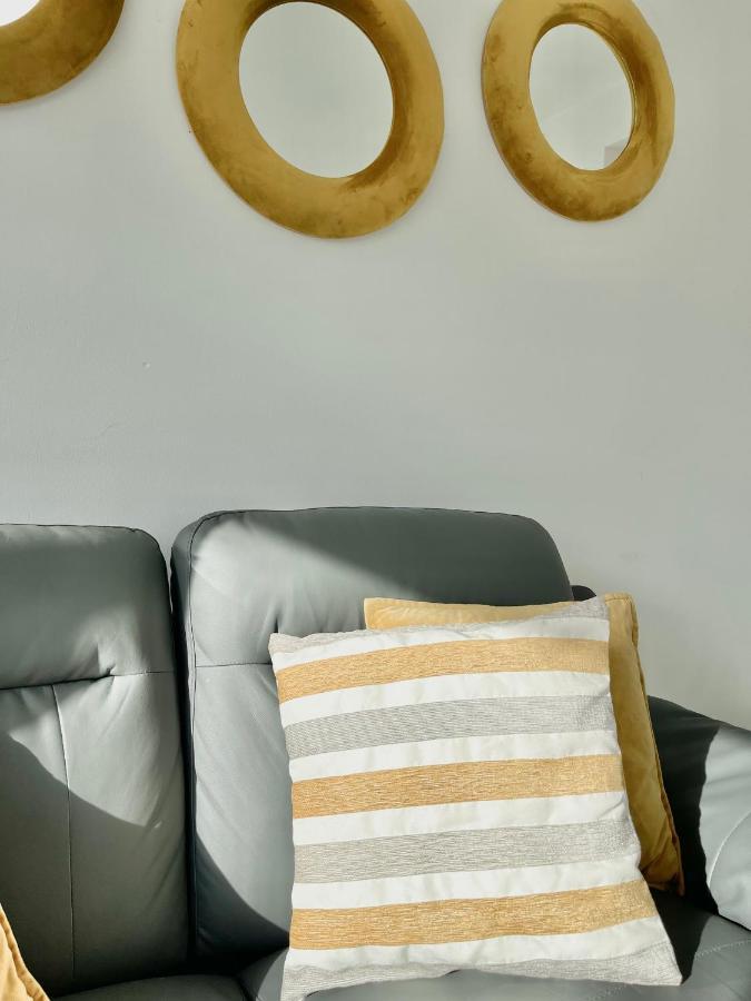 Lovely 2-Bedroom Condo With A Free Parking เบอร์มิงแฮม ภายนอก รูปภาพ